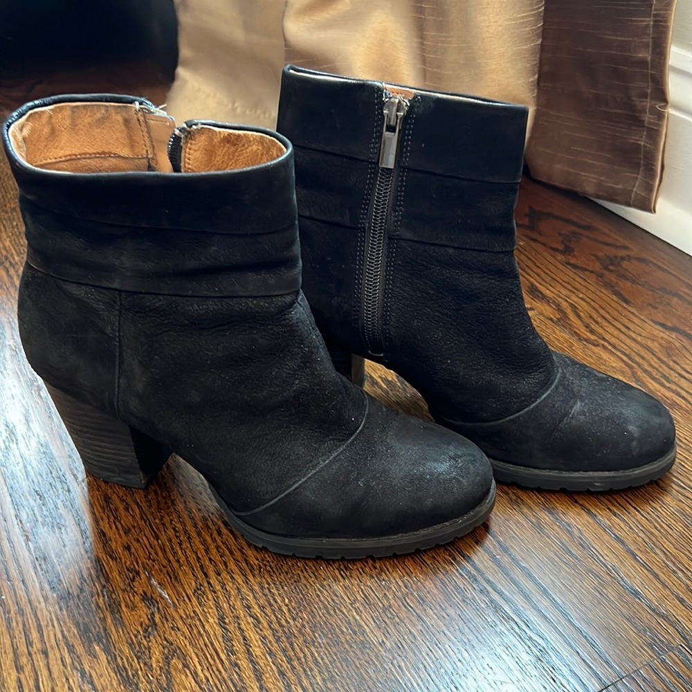 Clarks suede lug sole block heel boots size 6